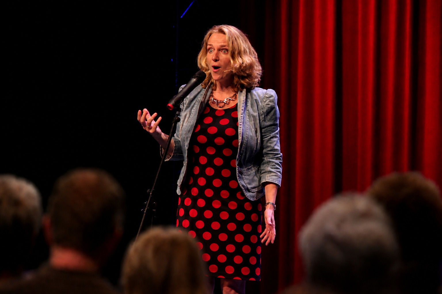 Anke Siegers zingend op het podium